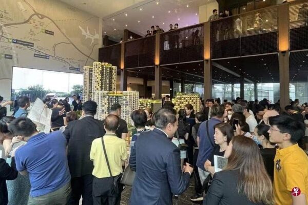 Crowded Showflat at The Reserve Residences 1